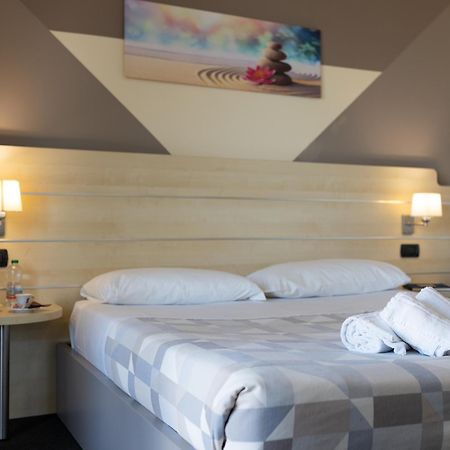 Hotel Giallo Noceto Bagian luar foto