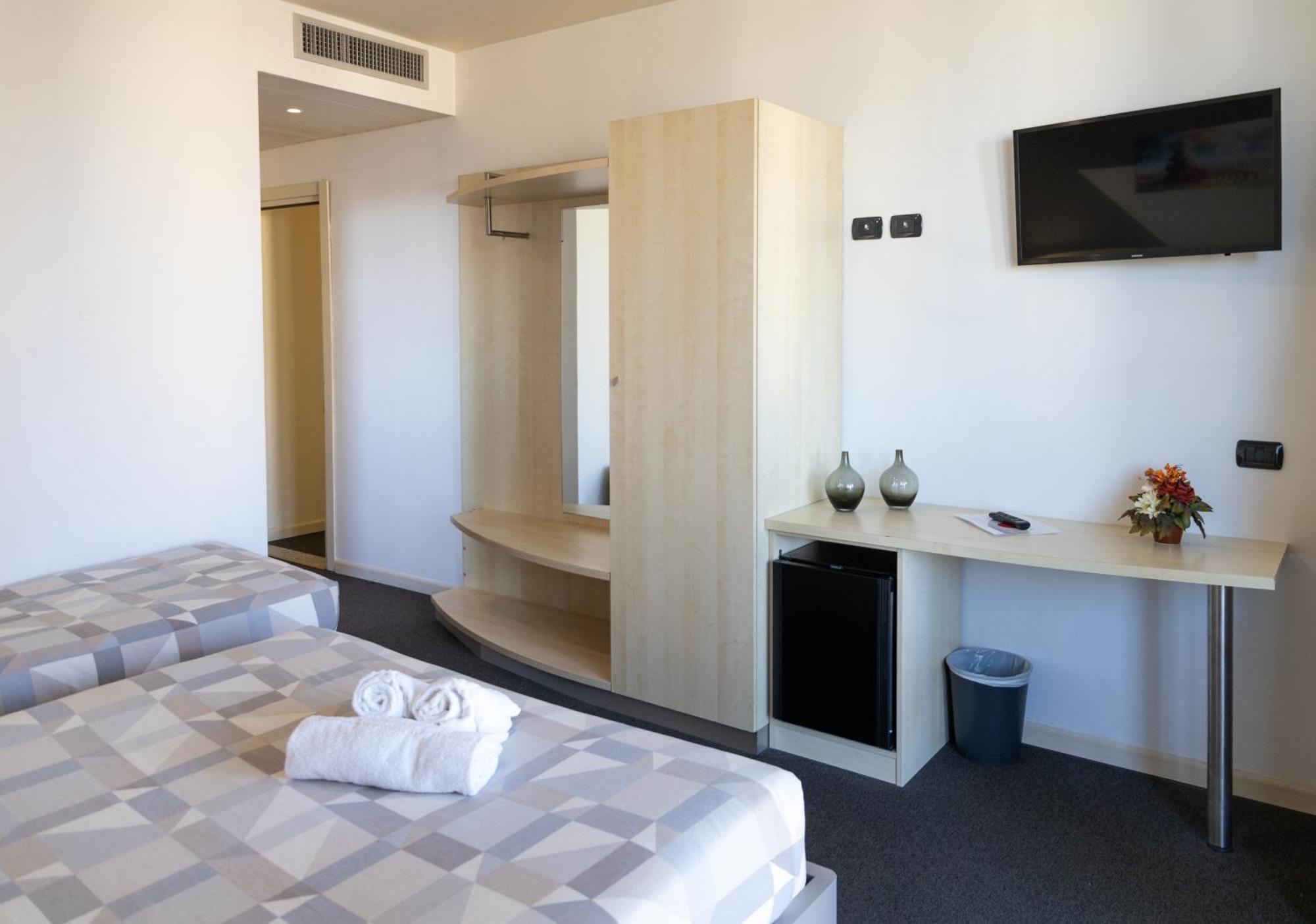 Hotel Giallo Noceto Bagian luar foto